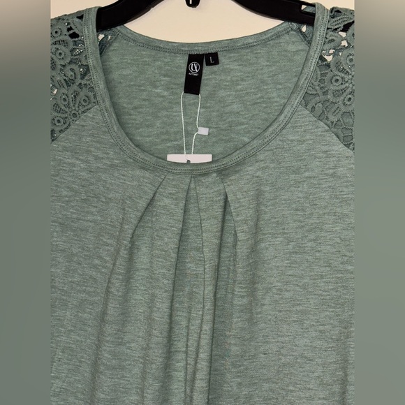 Automet Green Women's Pleated Crew Neck Short Sleeve T-Shirt with Lace Detail - Picture 4 of 9